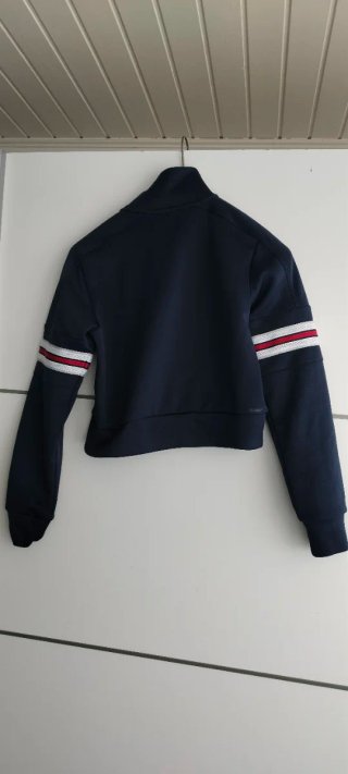 Sudadera New Balance azul crop top