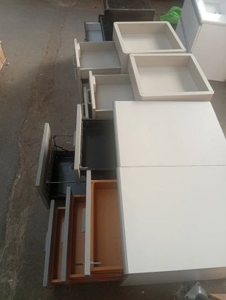 Cajoneras de oficina metálicas y de madera