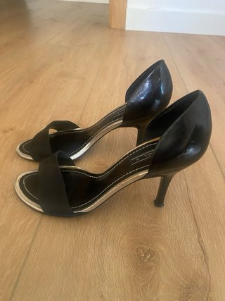 Zapatos de tacón Zara negros y dorados talla 36