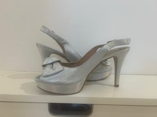 Zapatos de fiesta plateados con lazo