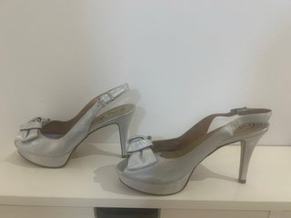 Zapatos de fiesta plateados con lazo