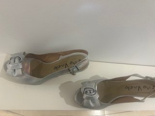 Zapatos de fiesta plateados con lazo