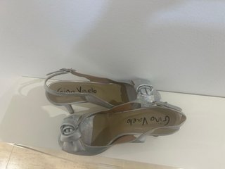 Zapatos de fiesta plateados con lazo