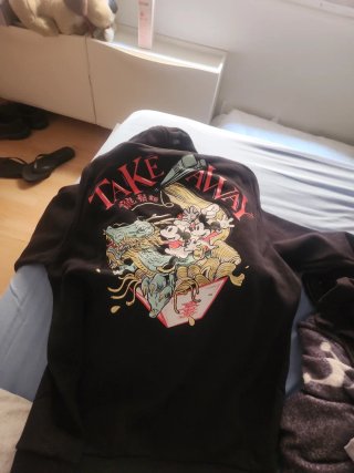 Sudadera Negra con Logo y Mangas Rojas