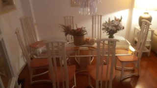 Mesa de cristal con 6 sillas y lámparas