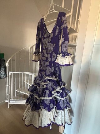 Traje de flamenca morado y beige