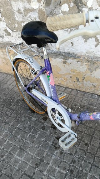 Bicicleta Clásica Azul con Cesta
