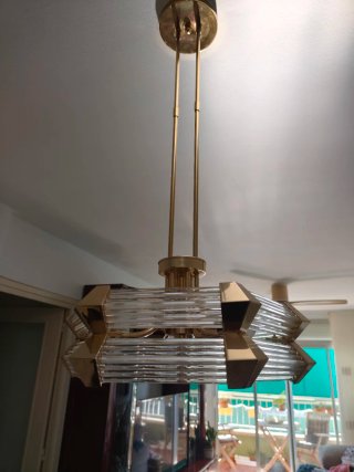 Lámpara de salón dorada y transparente