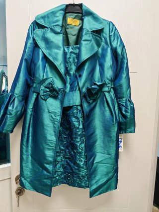 Vestido corto y abrigo verde turquesa