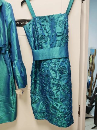 Vestido corto y abrigo verde turquesa