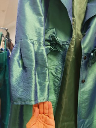 Vestido corto y abrigo verde turquesa