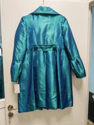 Vestido corto y abrigo verde turquesa