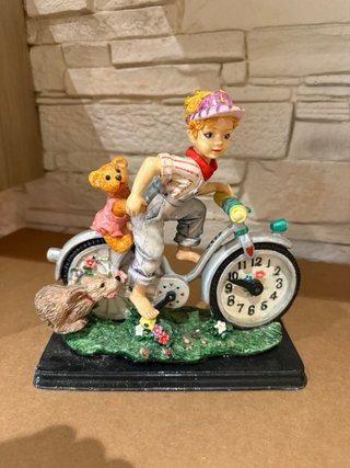 Figura niño en bici con oso y perro