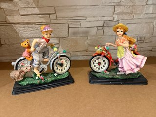 Figura niño en bici con oso y perro