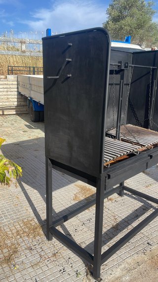 Barbacoa de hierro con parrilla de acero