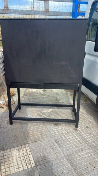 Barbacoa de hierro con parrilla de acero