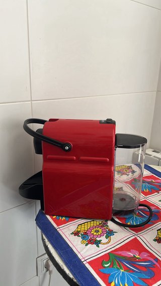 Cafetera Nespresso Inissia Roja