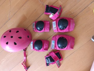 Casco y protecciones patinaje rosa talla xs