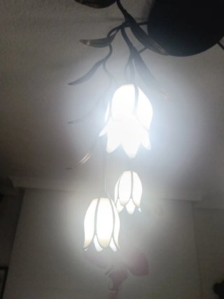 Lámpara de hierro forjado con tulipas