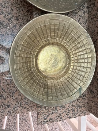 Coppia di piatti in bronzo decorati