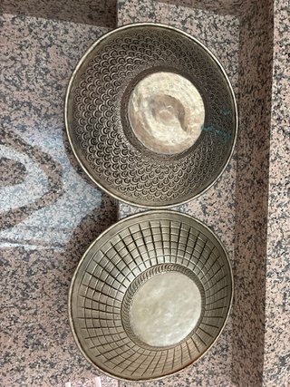 Coppia di piatti in bronzo decorati