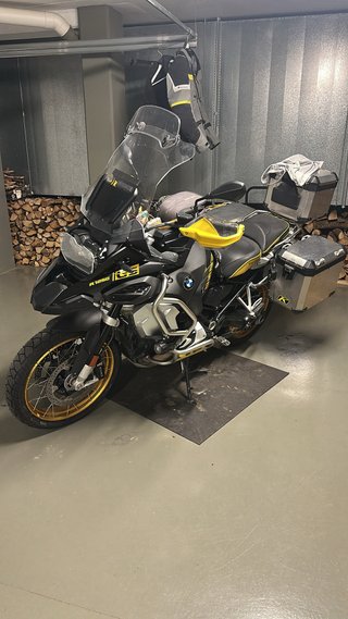 BMW GSA 1250 Adventure Negra amarilla
