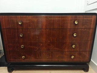 Cómoda de madera con diseño oriental