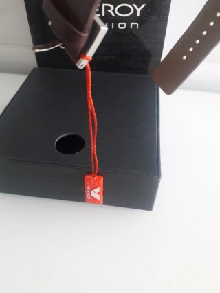 Pulsera Lotus Style cuero marrón detalles plateado