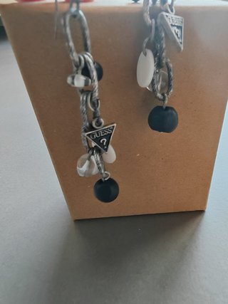 Pendientes Guess plateados y negros