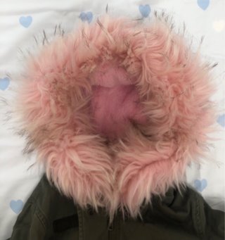 Chaqueta niña verde con capucha rosa de pelo.
