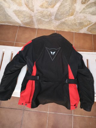 Chaqueta Dainese Moto Negra y Roja Touring