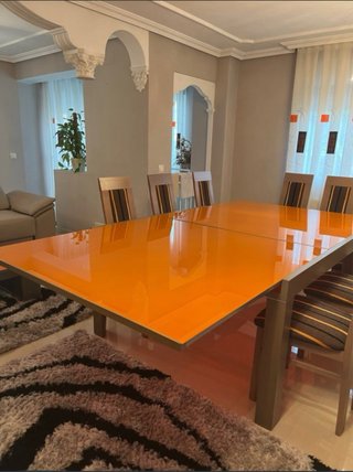 Mesa de comedor extensible con 8 sillas a juego.