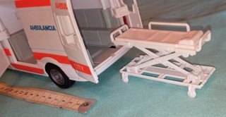 Maqueta Ambulancia Mercedes 1:18