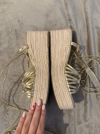 Sandalias doradas plataforma cuña atadas