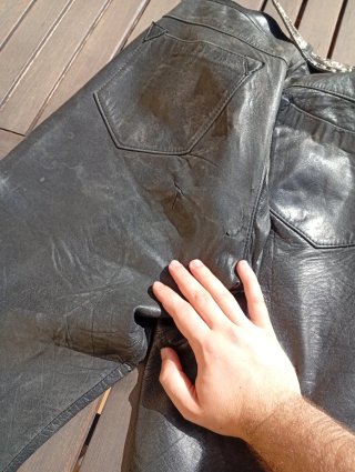 Pantalón de cuero negro