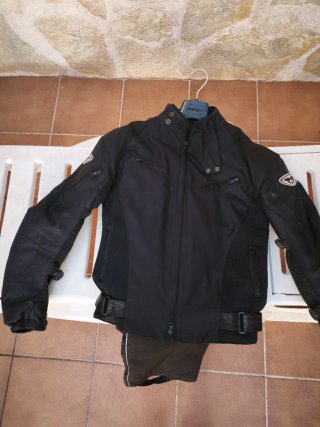 Cazadora de moto negra marca PREXPORT.