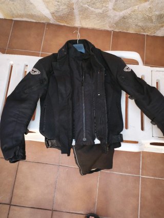 Cazadora de moto negra marca PREXPORT.