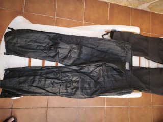 Cazadora de moto negra marca PREXPORT.