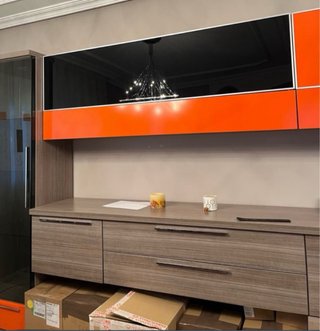 Mueble modular salón naranja y madera