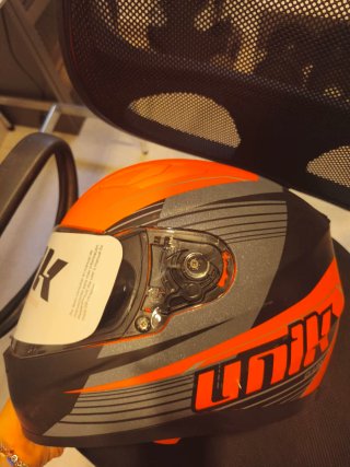 Casco de moto Unik naranja y negro con visor solar