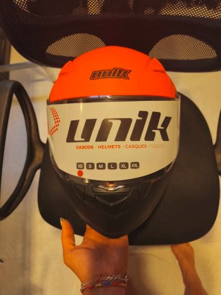 Casco de moto Unik naranja y negro con visor solar