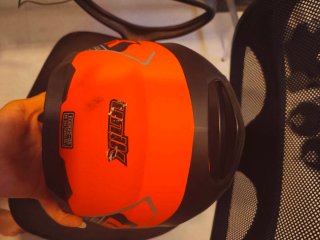 Casco de moto Unik naranja y negro con visor solar