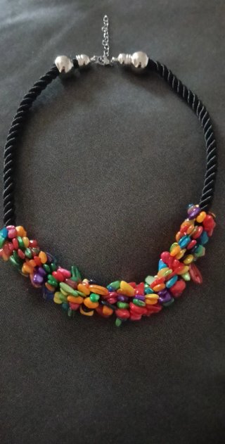 Collar corto negro con cuentas multicolor