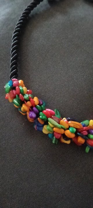 Collar corto negro con cuentas multicolor