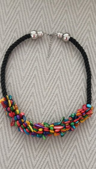 Collar corto negro con cuentas multicolor