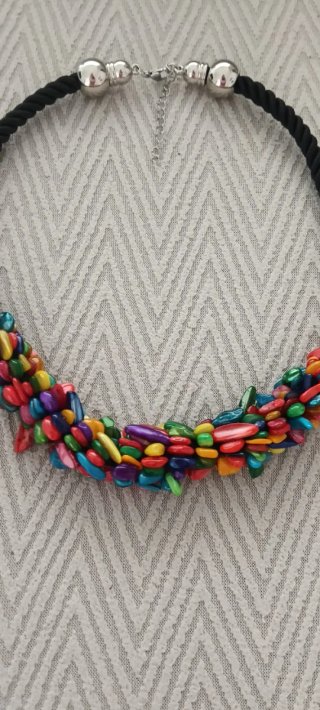 Collar corto negro con cuentas multicolor