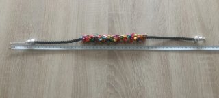 Collar corto negro con cuentas multicolor