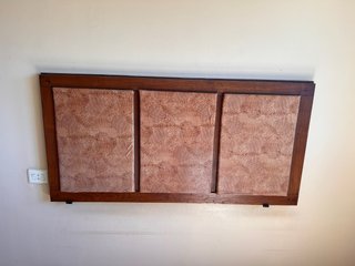 Cabecero artesanal de madera y tela