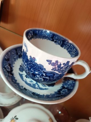 Taza grande con plato azul y blanco