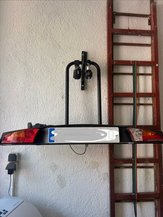 Portabicicletas con luces y 2 raíles para 2 bicis.